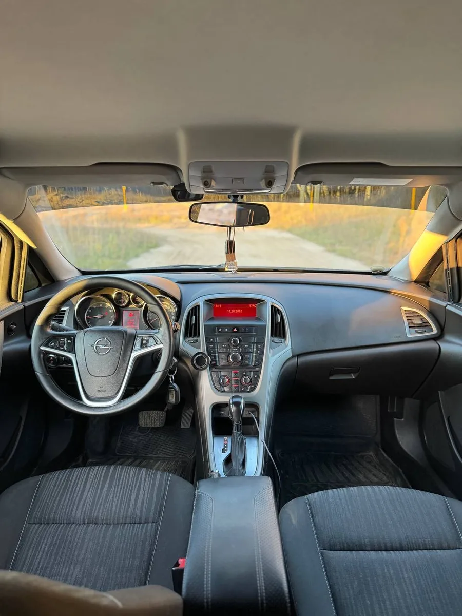 Opel Astra J Рестайлинг, 2012